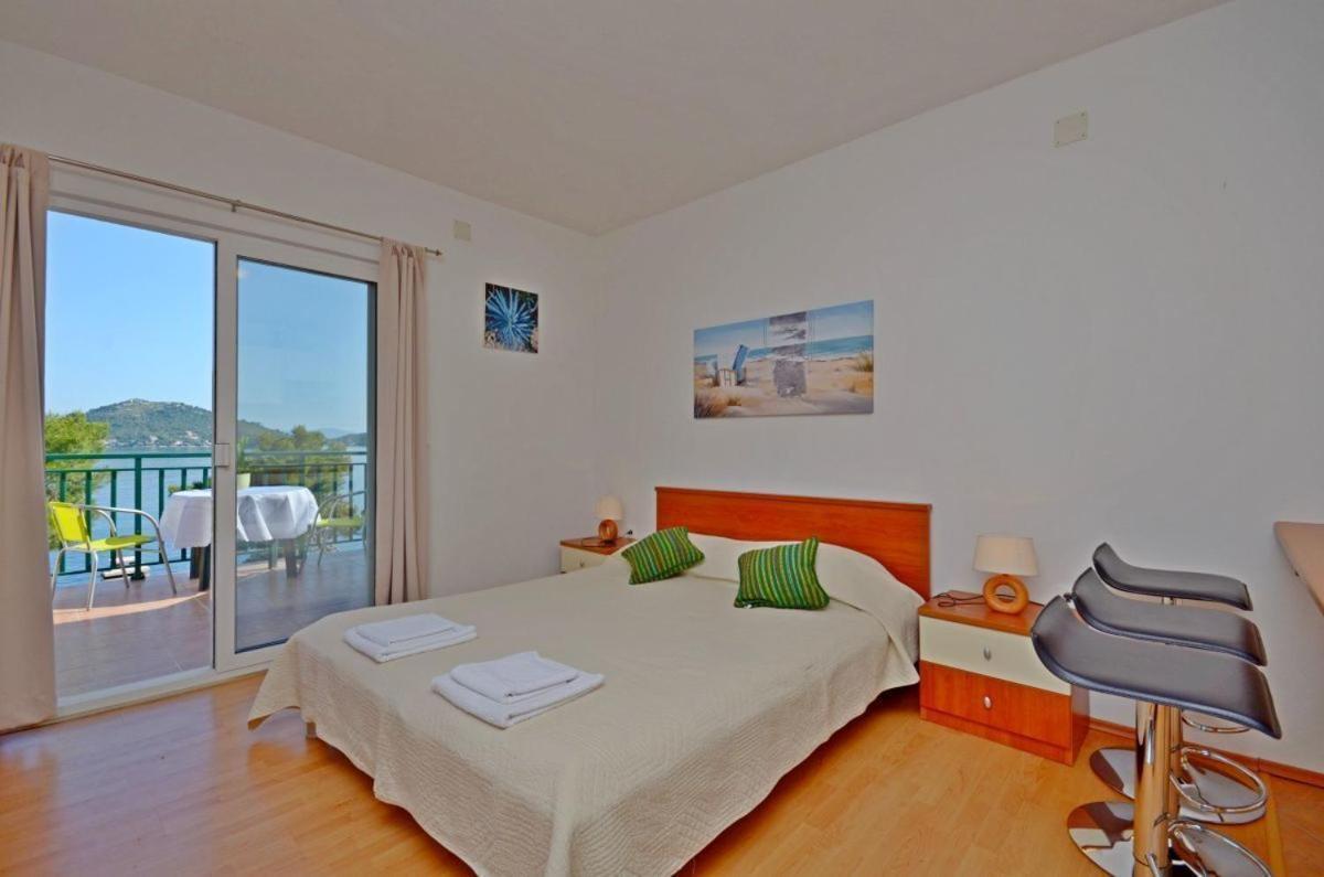 Apartments Luka Uble Bagian luar foto